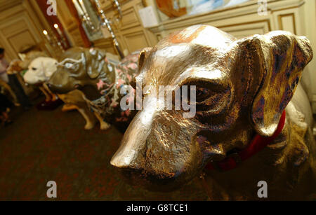 Dekorierte Hunde auf der Ausstellung während einer Promi-Auktion zugunsten des Battersea Dog and Cats Home im in and Out Club im Zentrum von London, Mittwoch, 14. September 2005. DRÜCKEN SIE VERBANDSFOTO. Bildnachweis sollte lauten: Andy Butterton/PA Stockfoto