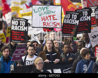 Aktivisten von Stand Up to Racism protestieren durch das Stadtzentrum von Glasgow, über die Reaktion der Regierung und der Medien auf die Flüchtlingskrise, um den Anti-Rassismus-Tag der Vereinten Nationen zu markieren. Stockfoto