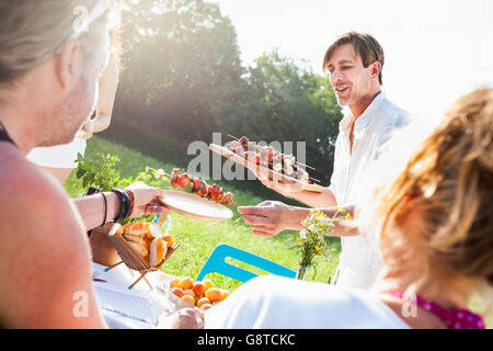 Freunden Grillen am Riverside, Ausläufer der Alpen, Bayern, Deutschland Stockfoto