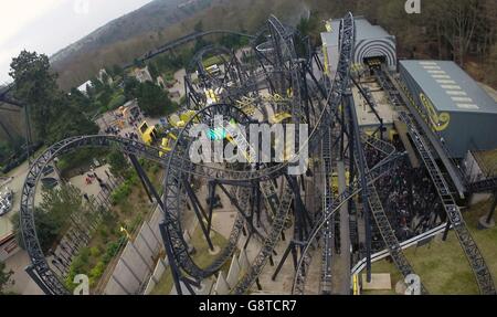 Die Smiler-Fahrt im Alton Towers Resort in Staffordshire, da der Freizeitpark die Achterbahn wieder eröffnet hat - neun Monate nach einem Unfall, bei dem fünf Menschen schwere oder lebensverändernde Verletzungen erlitten haben. Stockfoto