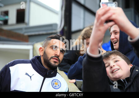 Riyad Mahrez von Leicester City posiert vor dem Spiel der Barclays Premier League im Selhurst Park, London, für Fotos mit Unterstützern. Stockfoto