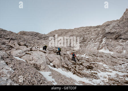 Gruppe von Bergsteigern auf Spuren im Gebirge wandern Stockfoto