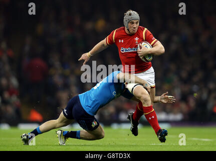 Jonathan Davies aus Wales wird vom Italiener Andrea Pratichetti während des RBS Six Nations-Spiels 2016 im Fürstentum Stadium in Cardiff angegangen. Stockfoto