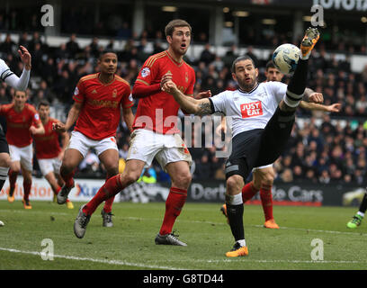 Bradley Johnson von Derby County (rechts) und Gary Gardner von Nottingham Forest kämpfen während des Sky Bet Championship-Spiels im iPro Stadium, Derby, um den Ball. Stockfoto