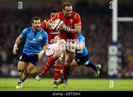 Jamie Roberts aus Wales wird vom italienischen Gonzalo Garcia während des RBS Six Nations-Spiels 2016 im Fürstentum Stadium in Cardiff angegangen. Stockfoto