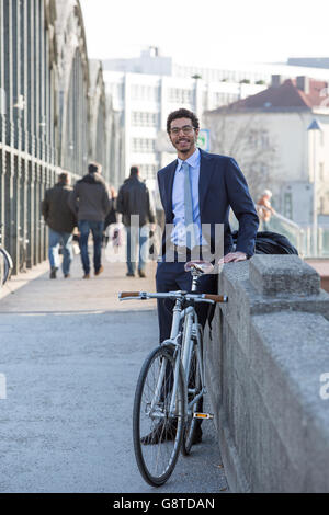 Geschäftsmann mit dem Fahrrad eine Pause in der Stadt Stockfoto