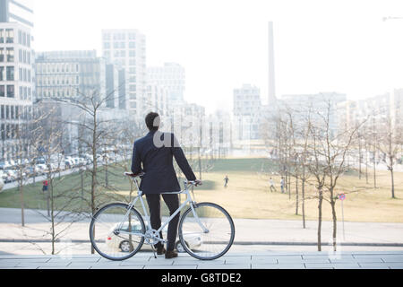 Geschäftsmann mit dem Fahrrad eine Pause in der Stadt Stockfoto