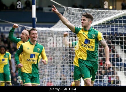 Robbie Brady von Norwich City feiert das erste Tor seines Teams während des Spiels der Barclays Premier League im Hawthorns, West Bromwich. Stockfoto