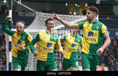 Robbie Brady von Norwich City feiert das erste Tor seines Spielers während des Spiels der Barclays Premier League im Hawthorns, West Bromwich. Stockfoto