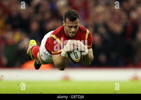 Wales gegen Italien - 2016 RBS Six Nations - Fürstentum Stadium. Gareth Davies aus Wales erzielt beim RBS Six Nations-Spiel 2016 im Fürstentum Stadium in Cardiff den neunten Versuch seiner Seite. Stockfoto