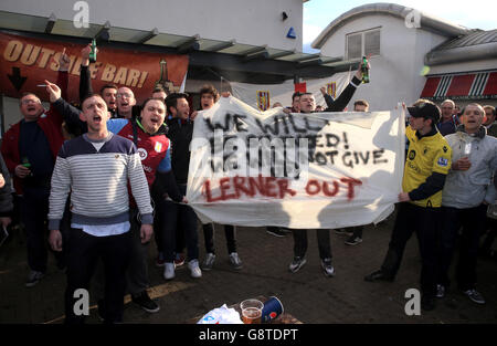 Aston Villa-Fans protestieren vor dem Spiel der Barclays Premier League im Liberty Stadium, Swansea, gegen den Besitzer Randy Lerner. Stockfoto