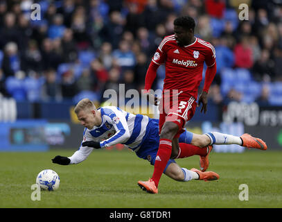 Pavel Pogrebnyak (links) von Reading und Bruno Ecuele Manada von Cardiff City Kampf um den Ball Stockfoto