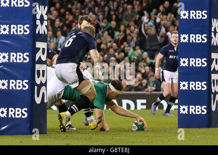 Irlands Devin Toner (Mitte) erzielt beim RBS Six Nations-Spiel 2016 im Aviva Stadium in Dublin ihren vierten Versuch. Stockfoto