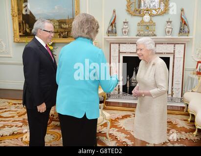 Königin Elizabeth II. Trifft Janice Filmon, Vizegouverneur von Manitoba in Kanada, und ihren Mann Gary Filmon bei einer Audienz im Buckingham Palace in London. Stockfoto