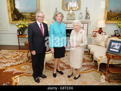 Königin Elizabeth II. Trifft Janice Filmon, Vizegouverneur von Manitoba in Kanada, und ihren Mann Gary Filmon bei einer Audienz im Buckingham Palace in London. Stockfoto