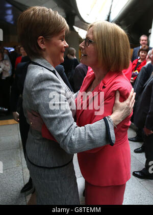 Die erste Ministerin Nicola Sturgeon (links) umarmt die Vorsitzende Tricia Marwick nach der Auflösung des schottischen Parlaments. Stockfoto