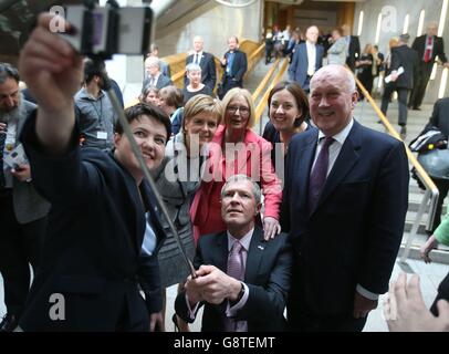 (Von links nach rechts) die Vorsitzende der schottischen Konservativen Ruth Davidson, die erste Ministerin Nicola Sturgeon, die Vorsitzende Tricia Marwick, die Vorsitzende der schottischen Liberaldemokraten Willie Rennie (Crouching), die schottische Arbeiterführerin Kezia Dugdale und der stellvertretende Vorsitzende John Scott posieren für ein Selfie nach der Auflösung des schottischen Parlaments. Stockfoto