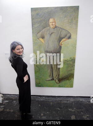 Ein Mitarbeiter steht neben einem Gemälde von Michael Fullerton, Kim Dotcom unter Hausarrest, Dotcom Mansion, Auckland 2013 (Third Version), 2014, Während einer Presseinterpremiere von emotional Supply Chain - einer Gruppenausstellung internationaler Künstler "inspiriert von den digitalen Identitäten, die wir auf Plattformen wie Facebook und Instagram darstellen" - in der Zabludowicz Collection, London. Stockfoto