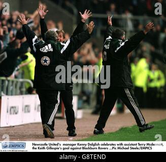 Fußball - FA Carling Premiership - Newcastle United / Blackburn Rovers. Kenny Dalglish (Mitte), Manager von Newcastle United, feiert mit seinem Assistenten Terry McDermott (links) das Tor von Keith Gillespie Stockfoto