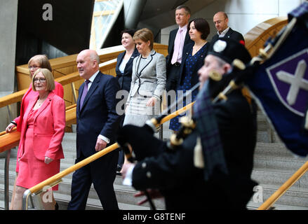 Dem Vorsitzenden Tricia Marwick (links) und dem stellvertretenden Vorsitzenden John Scott folgen Ruth Davidson, die Vorsitzende der schottischen Konservativen, Nicola Sturgeon, Willie Rennie, Kezia Dugdale, die Vorsitzende der schottischen Liberaldemokraten, und Patrick Harvie, der Vorsitzende der schottischen Labour-Partei, die Vorsitzende der schottischen Partei, und der Vorsitzende der schottischen Grünen, nach der Auflösung des schottischen Parlaments. Stockfoto