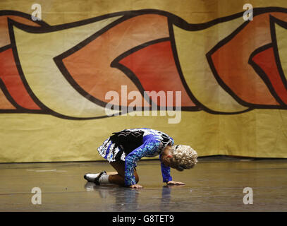 Ein Teilnehmer fällt während der Irish Dancing Championships in der Royal Concert Hall in Glasgow. Stockfoto