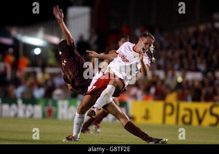 Die PA-Bibliotheksdatei vom 14/09/2005 des Arsenal-Stürmers Robin van Persie (L) kollidiert mit Alen Orman des FC Thun, was dazu führte, dass Persie während der ersten Runde der UEFA Champions League ein Spiel der Gruppe B im Highbury Stadium, London, ausschickte. Van Persie wurde am Freitag, dem 16. September 2005, von der UEFA für ein Spiel - für das Champions-League-Spiel in Ajax am 27. September - verboten, nachdem er gegen den FC Thun ausgetreten war. Siehe PA Geschichte FUSSBALL Arsenal. DRÜCKEN SIE VERBANDSFOTO. Bildnachweis sollte lauten: Chris Young/PA. Stockfoto