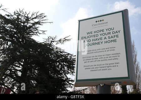 2016 Cheltenham Festival - St. Patrick's Thursday - Cheltenham Racecourse. Eine allgemeine Ansicht der Beschilderung während des St. Patrick's Thursday beim Cheltenham Festival 2016 auf der Cheltenham Racecourse. Stockfoto