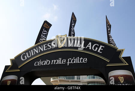 Guinness Village Beschilderung und Branding während St. Patrick's Thursday beim Cheltenham Festival 2016 auf der Cheltenham Racecourse. Stockfoto