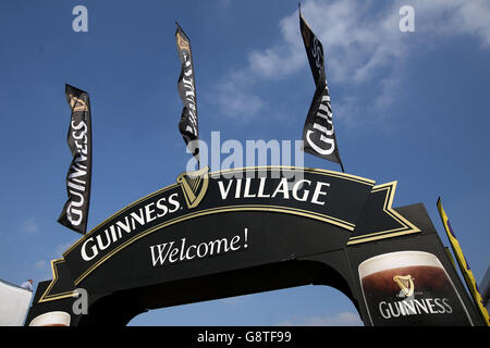 Guinness Village Beschilderung und Branding während St. Patrick's Thursday beim Cheltenham Festival 2016 auf der Cheltenham Racecourse. Stockfoto