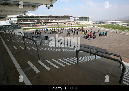 2016 Cheltenham Festival - St. Patrick's Thursday - Cheltenham Racecourse. Ein allgemeiner Blick auf den Desert Orchid Stand während des St. Patrick's Thursday beim Cheltenham Festival 2016 auf der Cheltenham Rennbahn. Stockfoto