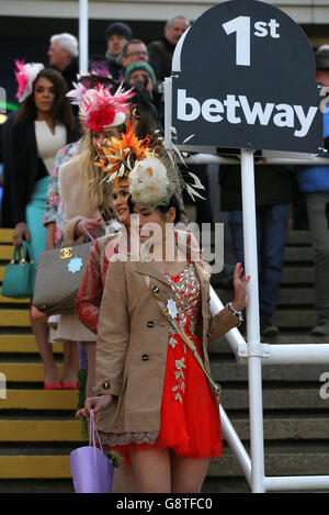 Modische Rennfahrer während des Ladies Day beim Cheltenham Festival 2016 auf der Cheltenham Rennbahn. Stockfoto