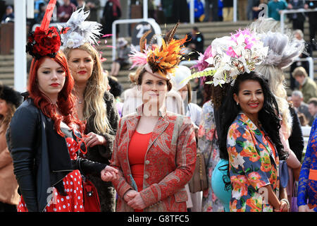 Modische Rennfahrer während des Ladies Day beim Cheltenham Festival 2016 auf der Cheltenham Rennbahn. Stockfoto