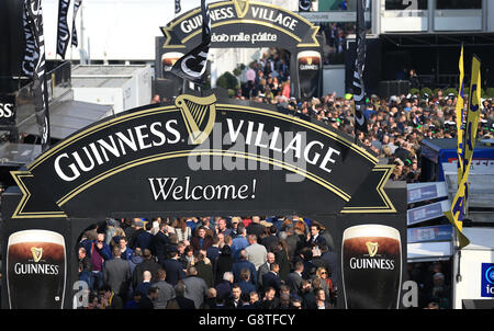 2016 Cheltenham Festival - St. Patrick's Thursday - Cheltenham Racecourse. Guinness Village Signage und Branding während des St. Patrick's Thursday beim Cheltenham Festival 2016 auf der Cheltenham Racecourse. Stockfoto