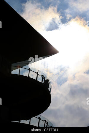 2016 Cheltenham Festival - St. Patrick's Thursday - Cheltenham Racecourse. Ein silogettierter Stand gegen die Wolken während des St. Patrick's Thursday beim Cheltenham Festival 2016 auf der Cheltenham Racecourse. Stockfoto