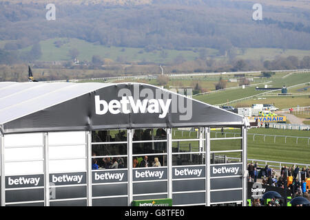 2016 Cheltenham Festival - St. Patrick's Thursday - Cheltenham Racecourse. Ein allgemeiner Blick auf betway-Beschilderung und -Branding während des St. Patrick's Thursday beim Cheltenham Festival 2016 auf der Cheltenham Racecourse. Stockfoto