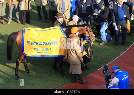 2016 Cheltenham Festival - St. Patrick's Thursday - Cheltenham Racecourse. Thislecrack im Paradering während des St. Patrick's Thursday beim Cheltenham Festival 2016 auf der Cheltenham Racecourse. Stockfoto