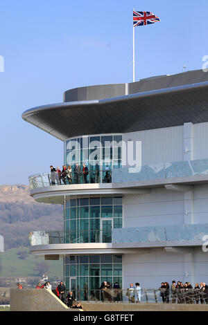 2016 Cheltenham Festival - St. Patrick's Thursday - Cheltenham Racecourse. Eine allgemeine Ansicht der Stände während des St. Patrick's Thursday beim Cheltenham Festival 2016 auf der Cheltenham Racecourse. Stockfoto