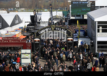 2016 Cheltenham Festival - St. Patrick Donnerstag - Cheltenham Racecourse Stockfoto