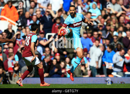 Rio Ferdinand von West Ham United All Stars kontrolliert die Latte vor Manuel Lanzini von West Ham United (links) während des Testimonial-Spiels von Mark Noble im Londoner Upton Park. Stockfoto