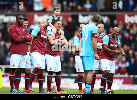 Mark Noble von West Ham United (Mitte) lacht während des Elfmeterschießens während seines Testimonial Matches im Upton Park, London. Stockfoto