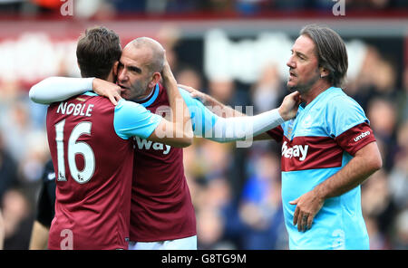 Mark Noble von West Ham United mit Paolo Di Canio und Ian Bishop von West Ham United All Stars nach dem Spiel während des Testimonial Matches von Mark Noble im Londoner Upton Park. Stockfoto