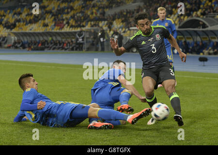 Ukraine - Wales - Internationale freundlich - NSC Olimpiyskiy. Der walisische Neil Taylor (rechts) wird von dem Ukrainer Yevhen Khacheridi (links) während eines Internationalen Freunds im NSC Olimpiyskiy, Kiew, angegangen. Stockfoto