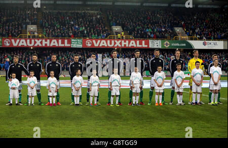 Nordirland Spieler stehen mit Maskottchen, um die Nationalhymne ihres Landes zu singen, bevor sie während eines Internationalen Freunds im Windsor Park, Belfast, starten. Stockfoto