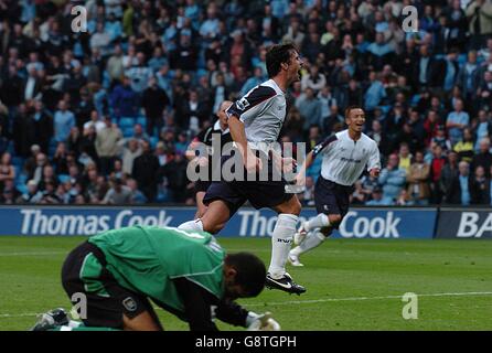 Gary Speed von Bolton Wanderers feiert sein Siegestor als Manchester Stadttorwart David James sitzt niedergeschlagen Stockfoto