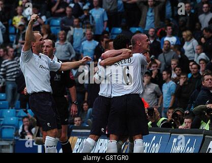 Gary Speed von Bolton Wanderers feiert seinen Gewinner in letzter Minute mit Teamkollegen Kevin Nolan und Henrik Pedersen Stockfoto