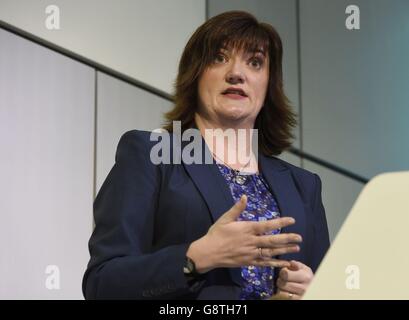 Bildungsministerin Nicky Morgan hält eine Rede zum Thema "Chancen junger Menschen und Europa" an der Fashion Retail Academy in London, wo sie über die möglichen Auswirkungen des EU-Referendums auf junge Menschen sprach. Stockfoto