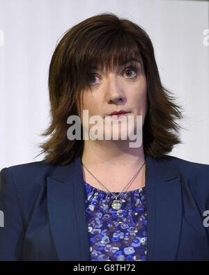 Bildungsministerin Nicky Morgan hält eine Rede zum Thema "Chancen junger Menschen und Europa" an der Fashion Retail Academy in London, wo sie über die möglichen Auswirkungen des EU-Referendums auf junge Menschen sprach. Stockfoto