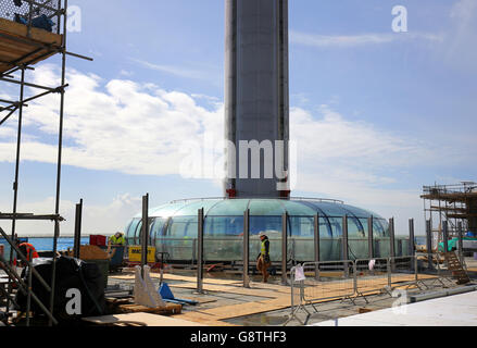 Ein Blick auf den Passagierpod, während die Bauarbeiten am Aussichtsturm i360 von British Airways in Brighton, East Sussex, fortgesetzt werden, der, wenn er später in diesem Jahr fertiggestellt wird, aus einer Höhe von 450 Metern einen Blick über Brighton und die Landschaft von Sussex bieten wird. Stockfoto