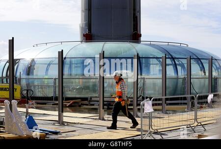 Ein Blick auf den Passagierpod, während die Bauarbeiten am Aussichtsturm i360 von British Airways in Brighton, East Sussex, fortgesetzt werden, der, wenn er später in diesem Jahr fertiggestellt wird, aus einer Höhe von 450 Metern einen Blick über Brighton und die Landschaft von Sussex bieten wird. Stockfoto