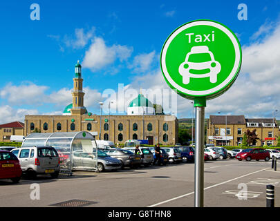 Islamische Moschee- und Taxi anmelden - Keighley, West Yorkshire, England UK Stockfoto